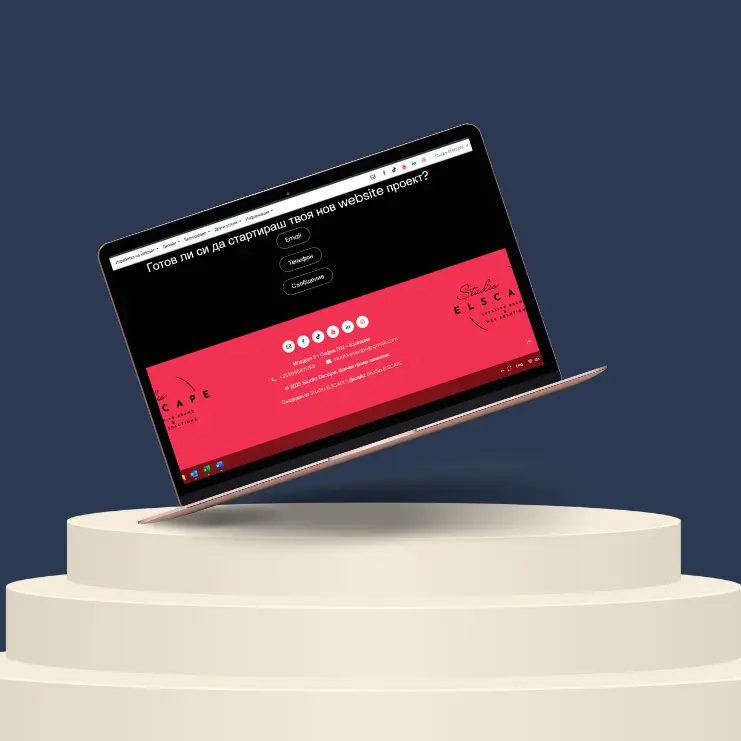 лаптоп заредил сайта на Studio ELSCAPE, най-долната част на сайта с линкове за връзка с нас по телефон, имейл или директно тук в сайта на Studio ELSCAPE. Лаптопът е наклонен на 1 страна и е върху пиадестал